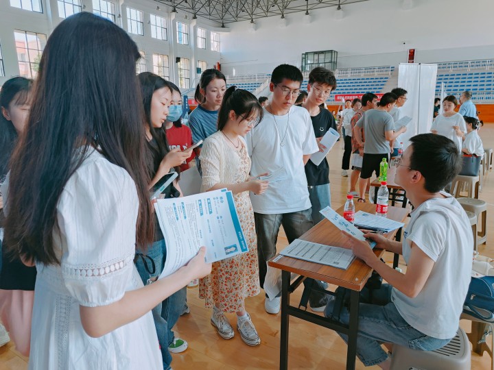 “百日冲刺促就业 踔厉奋发建新功”2023届毕业生就业促进周综合招聘会暨2023年“宏志助航计划”专场招聘会